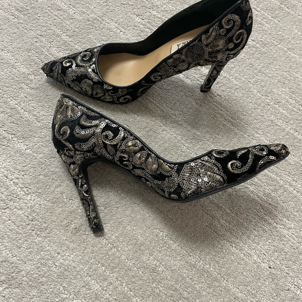 Badgley Mischka Elegant Black and gold Women's Heels - Picture 5 of 10